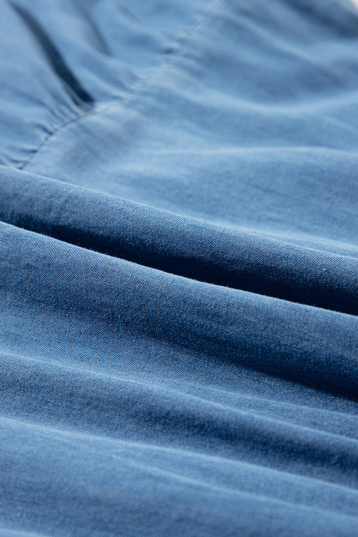 Blaues ärmelloses Chambray-Maxikleid mit Stufendesign