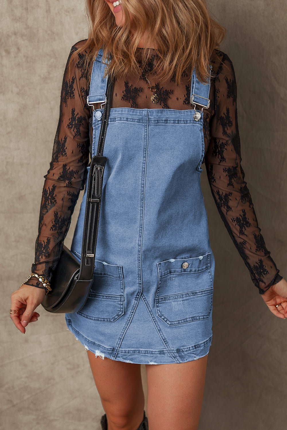 Abendblaues Jeans-Latzkleid mit Taschen und verstellbaren Trägern