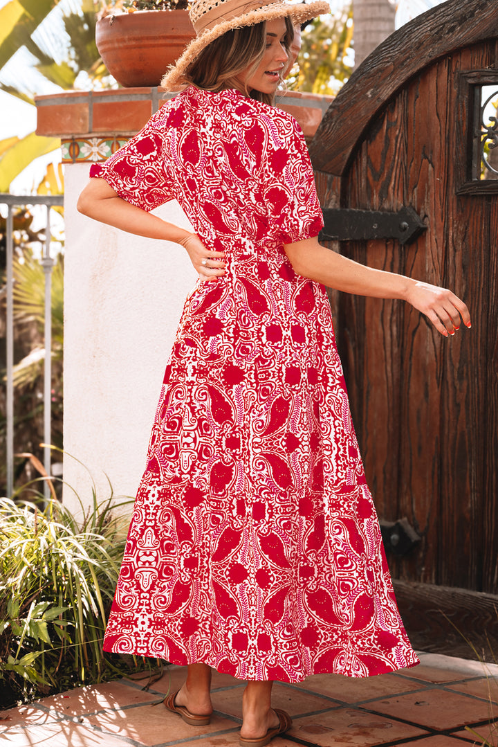 Rotes Maxikleid mit Paisley-Print, seitlichen Schlitzen und hoher Taille sowie Puffärmeln