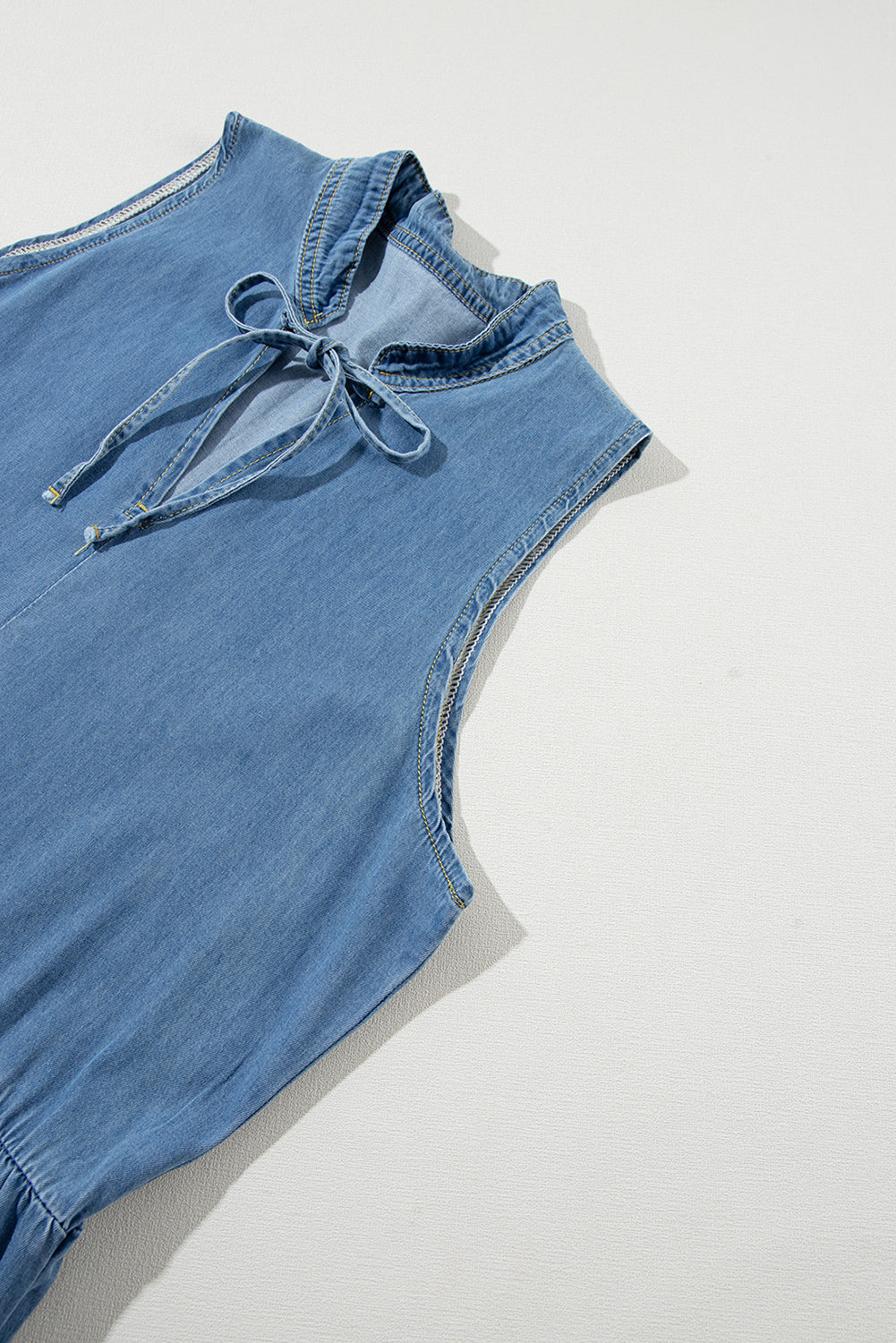 Blaues ärmelloses Chambray-Maxikleid mit Stufendesign