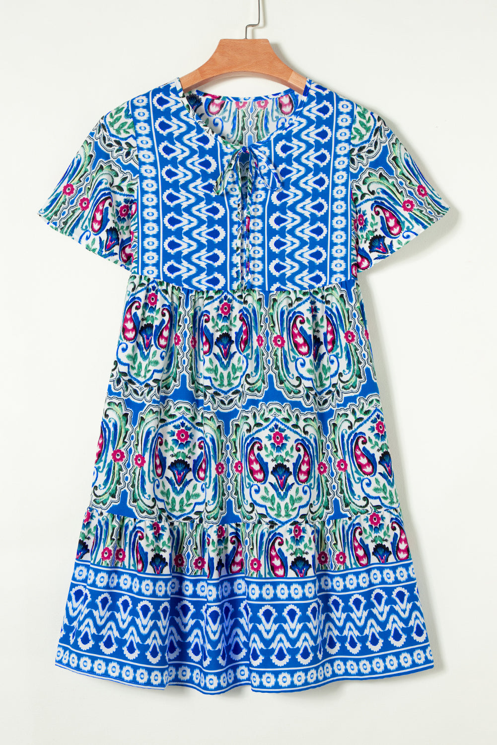 Himmelblaues kurzes Kleid mit Bohemian-Print und Bindeband am Hals und Rüschensaum