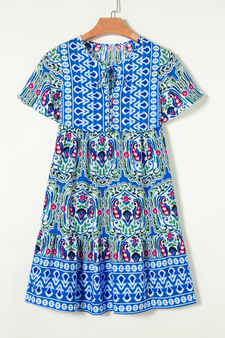 Himmelblaues kurzes Kleid mit Bohemian-Print und Bindeband am Hals und Rüschensaum