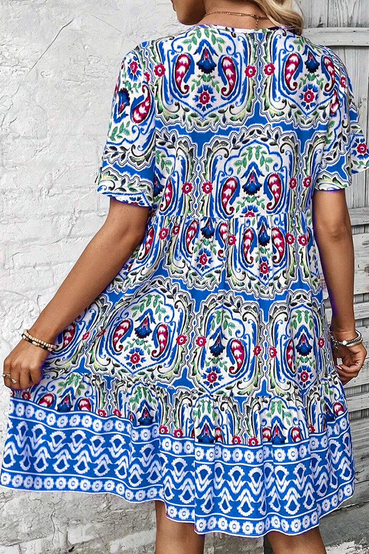 Himmelblaues kurzes Kleid mit Bohemian-Print und Bindeband am Hals und Rüschensaum