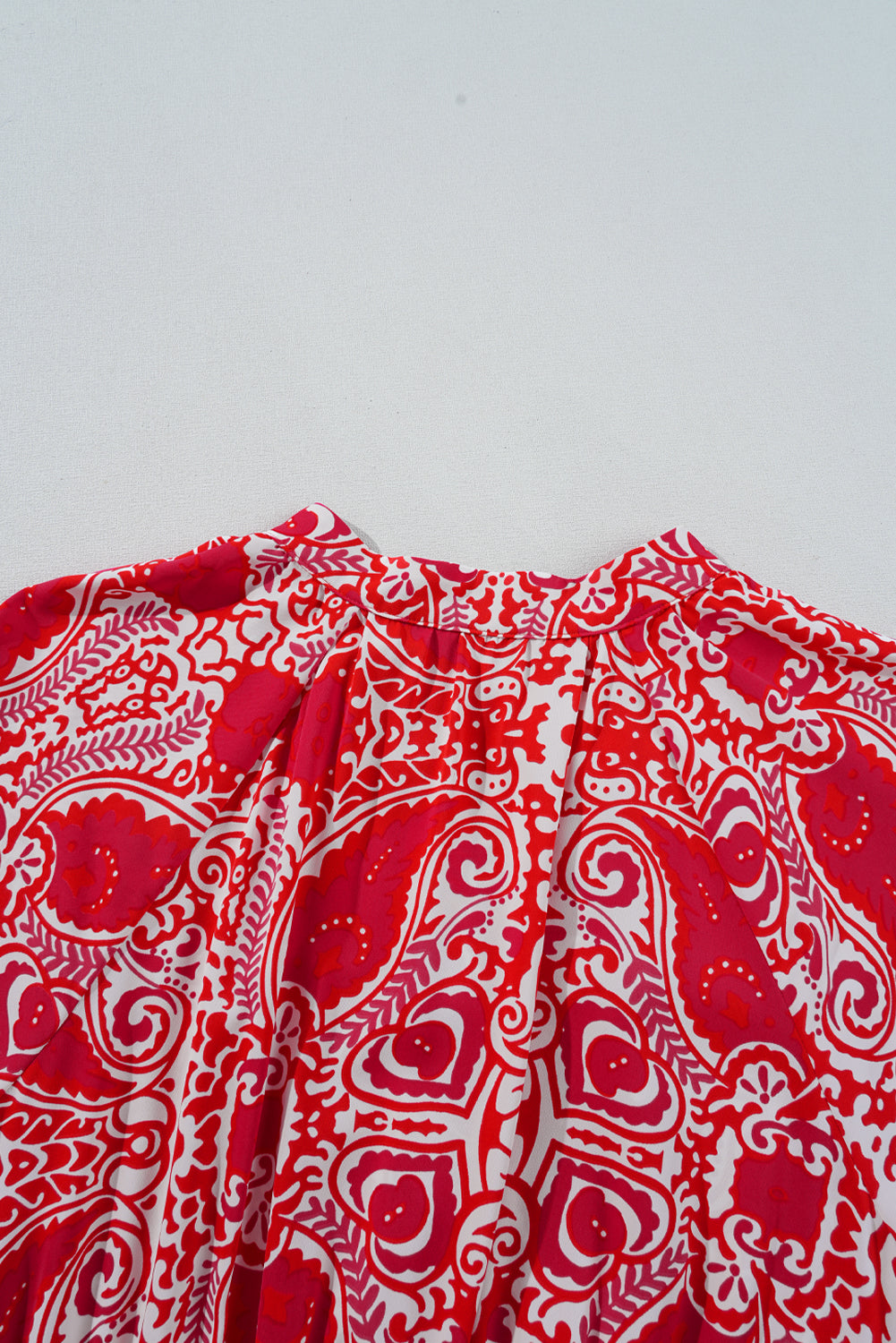 Rotes Maxikleid mit Paisley-Print, seitlichen Schlitzen und hoher Taille sowie Puffärmeln