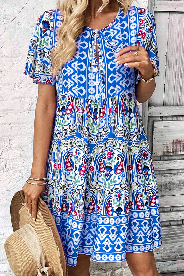 Himmelblaues kurzes Kleid mit Bohemian-Print und Bindeband am Hals und Rüschensaum