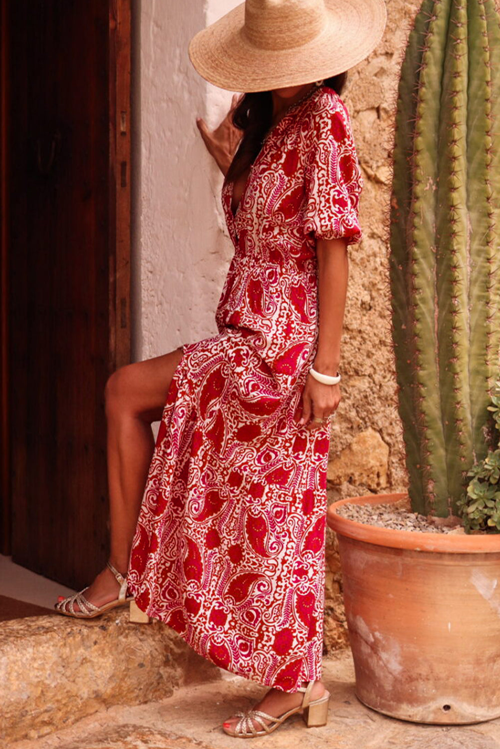 Rotes Maxikleid mit Paisley-Print, seitlichen Schlitzen und hoher Taille sowie Puffärmeln