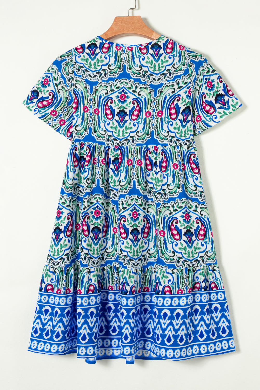 Himmelblaues kurzes Kleid mit Bohemian-Print und Bindeband am Hals und Rüschensaum