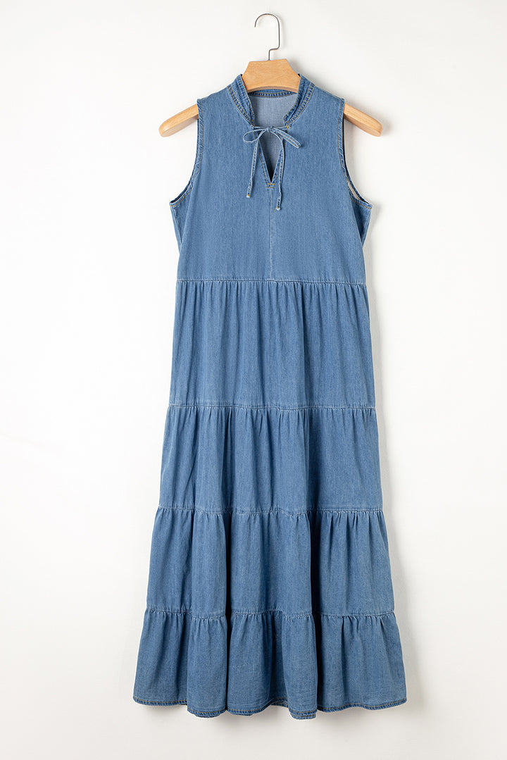 Blaues ärmelloses Chambray-Maxikleid mit Stufendesign