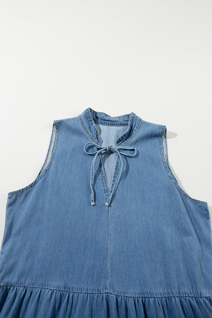 Blaues ärmelloses Chambray-Maxikleid mit Stufendesign