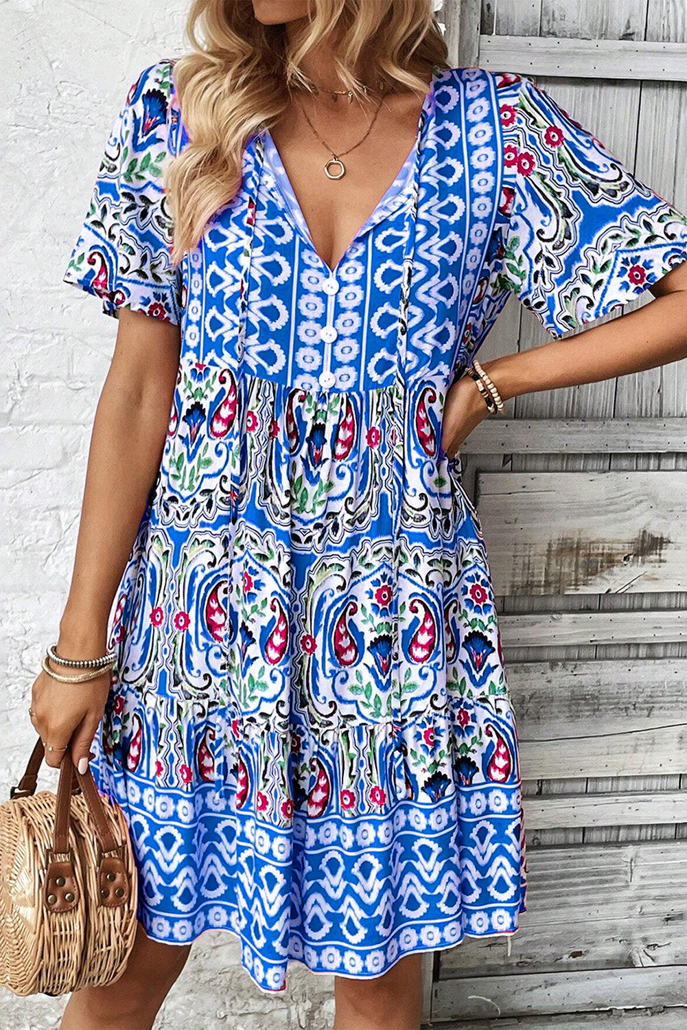 Himmelblaues kurzes Kleid mit Bohemian-Print und Bindeband am Hals und Rüschensaum