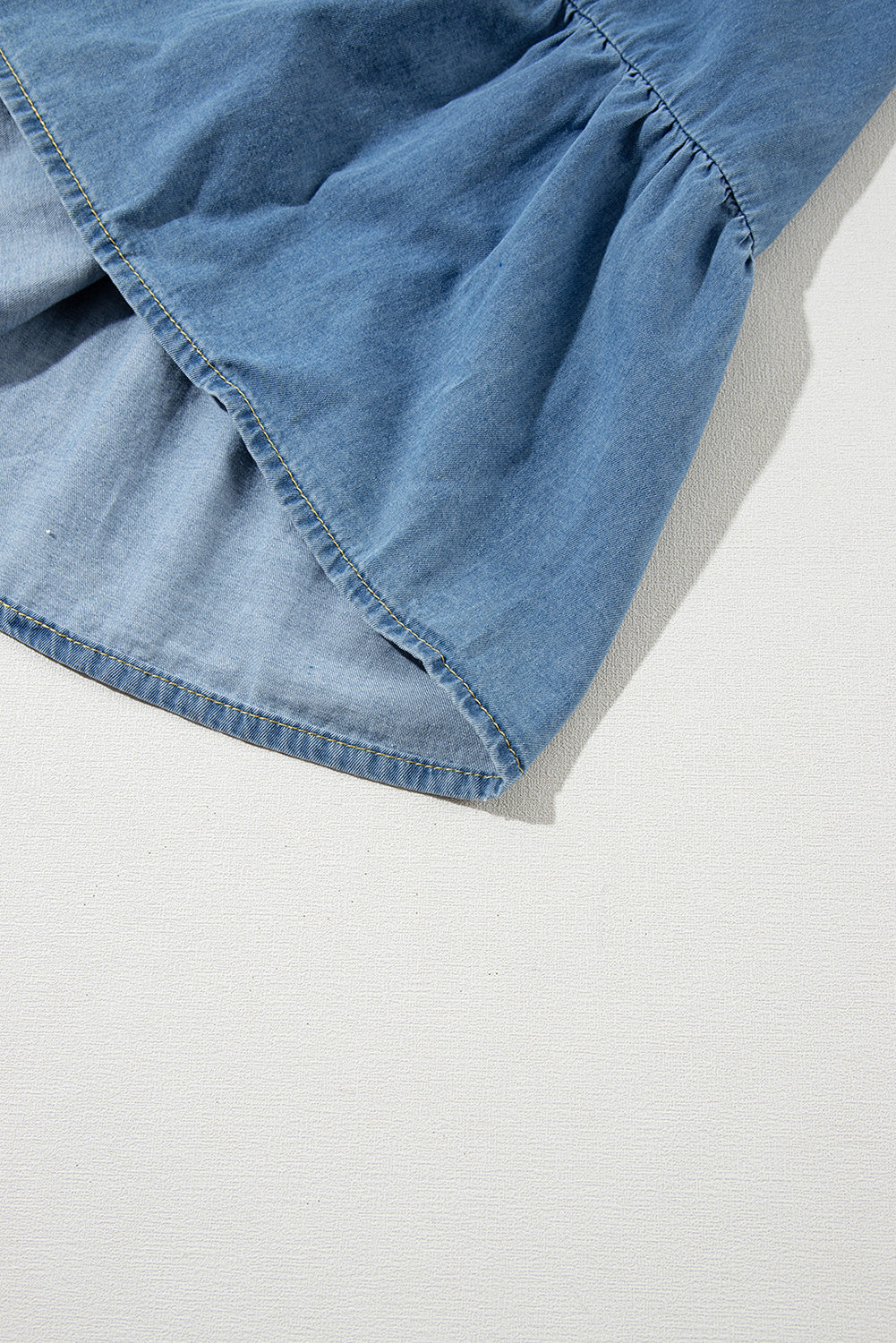 Blaues ärmelloses Chambray-Maxikleid mit Stufendesign